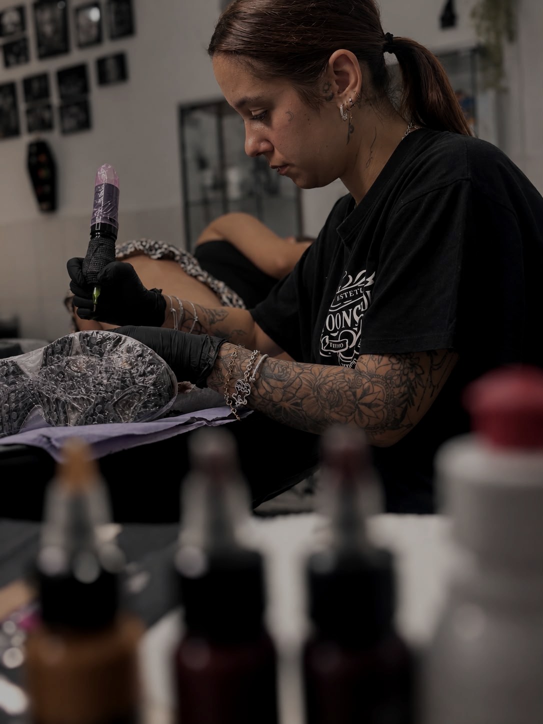 Dayara tatuando en Moon Studio, con material y tintas preparados