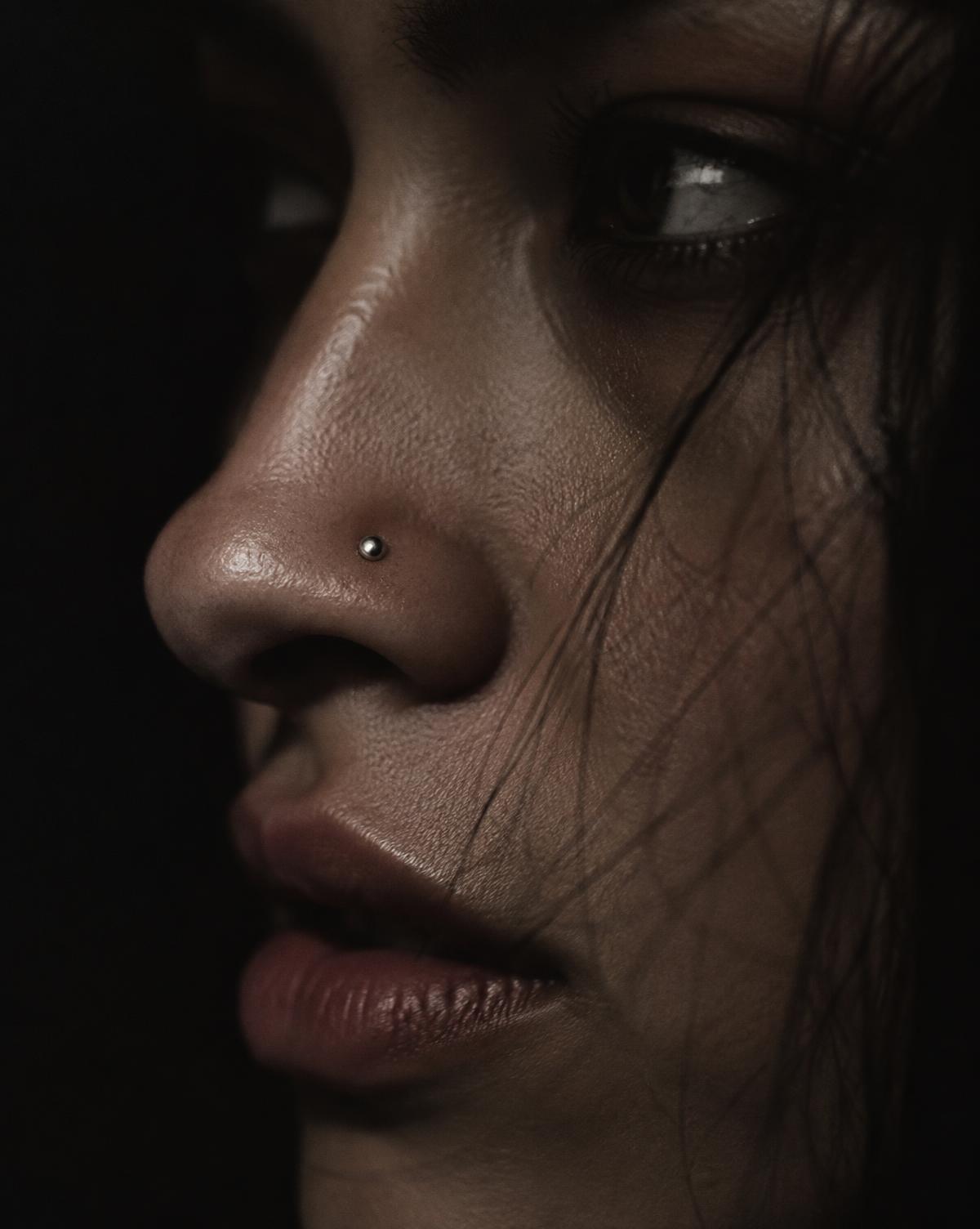 Ejemplo de piercing de nariz con joyería de acero quirúrgico 316L